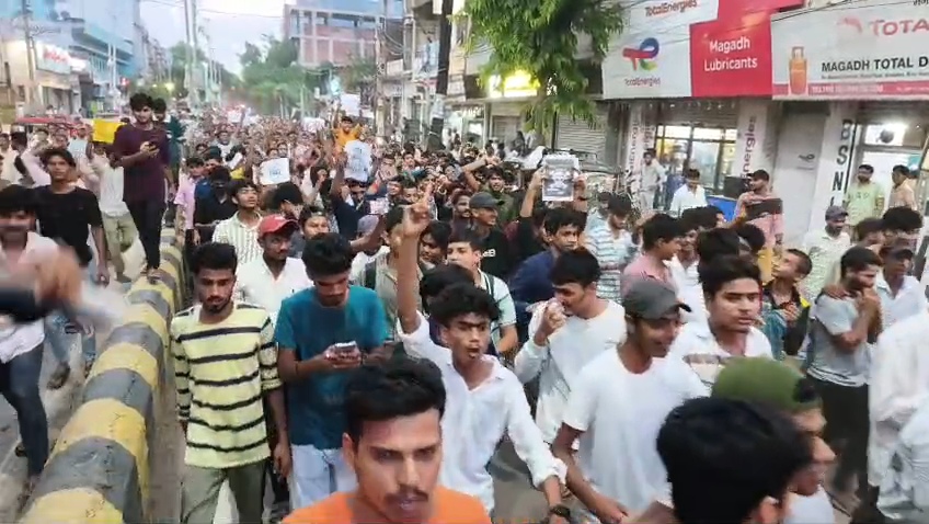 नालंदा में नीट पेपर लीक और लाठीचार्ज के खिलाफ फूटा छात्रों का गुस्सा, केंद्रीय मंत्रियों के इस्तीफे की मांग को लेकर छात्रों ने किया उग्र प्रदर्शन  6