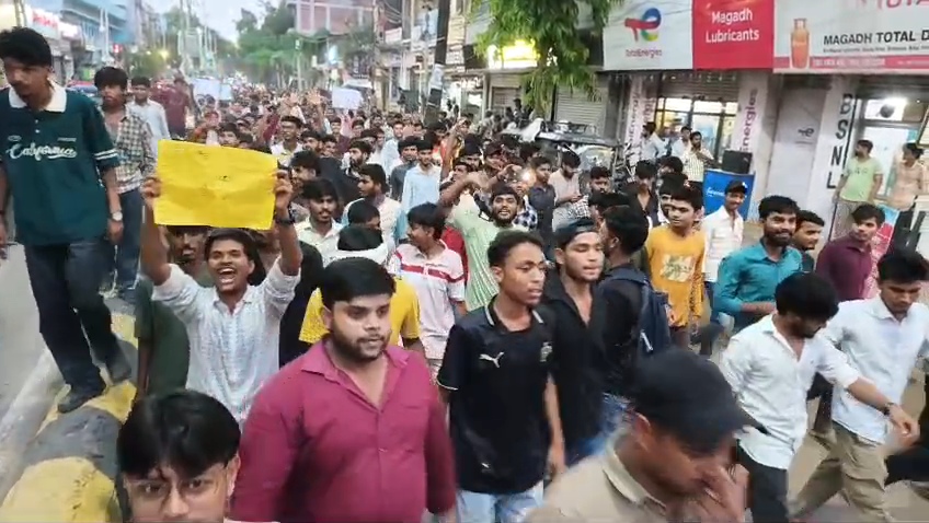 नालंदा में नीट पेपर लीक और लाठीचार्ज के खिलाफ फूटा छात्रों का गुस्सा, केंद्रीय मंत्रियों के इस्तीफे की मांग को लेकर छात्रों ने किया उग्र प्रदर्शन  2