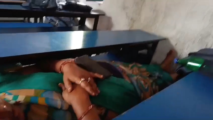 नालंदा के स्कूल में क्लास आवर में आराम फरमाती दिखीं शिक्षिका, वीडियो वायरल होने पर शिक्षा विभाग ने भेजा शो कॉज 2