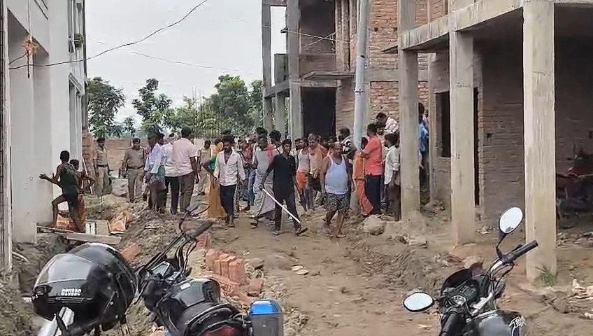 बेगूसराय में जमीनी विवाद को लेकर हिंसक झड़प,ताबड़तोड़ फायरिंग में चार लोग घायल, इलाके में भारी पुलिस बल तैनात 5