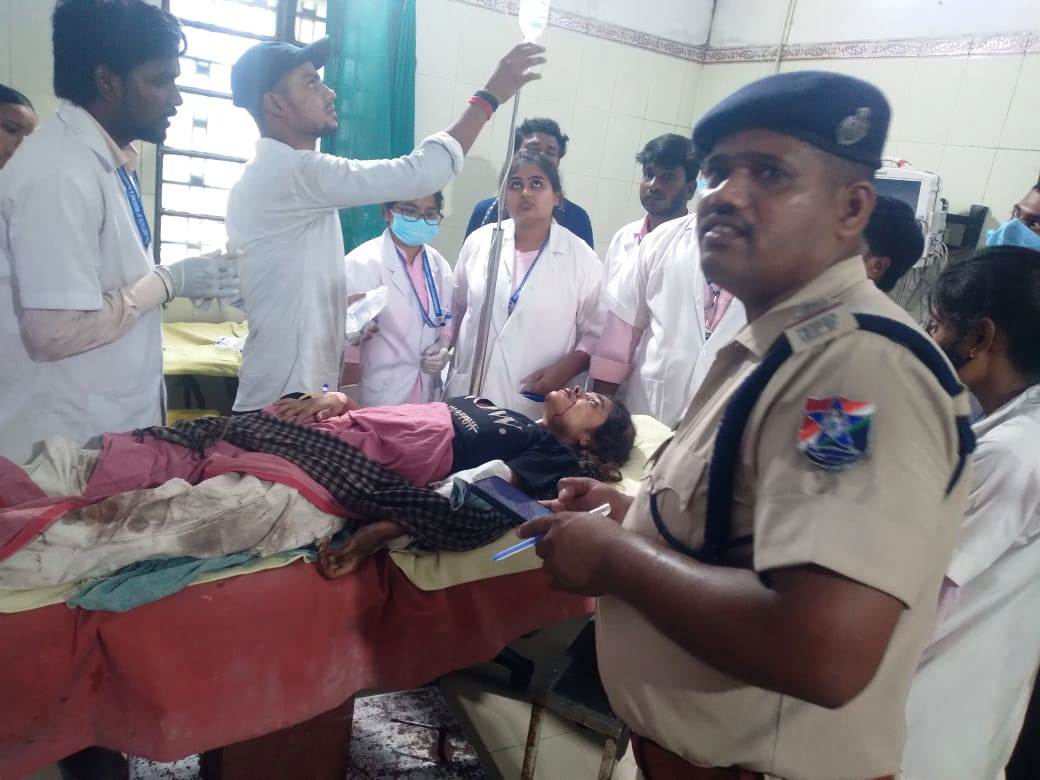 समस्तीपुर: चलती ट्रेन से उतरी नर्सिंग छात्रा गिरी, आरपीएफ की तत्परता से बची जान 5
