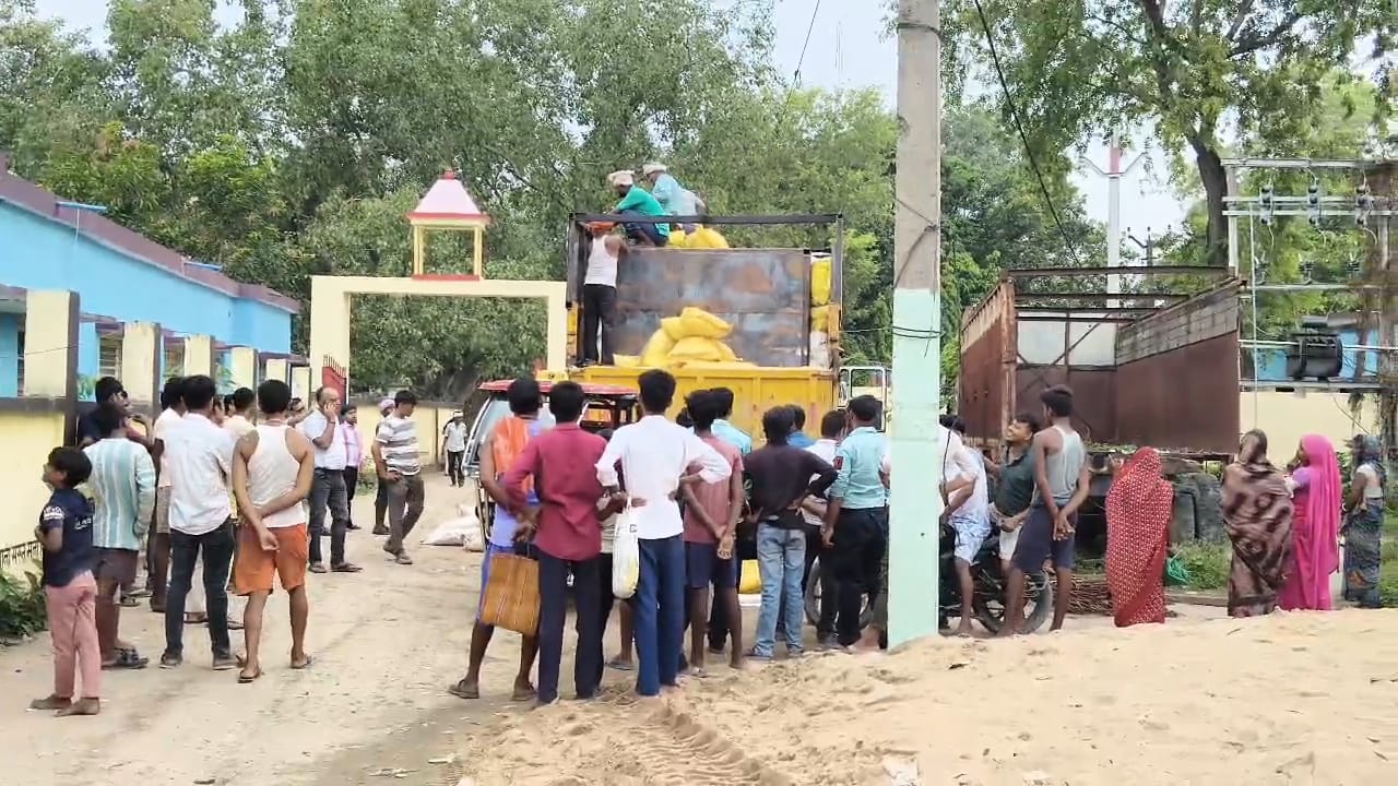 समस्तीपुर: यूरिया और लकड़ी के बुरादे की आड़ में चल रहा था शराब का खेल, 20 चक्का ट्रक से निकला तहखाना 4