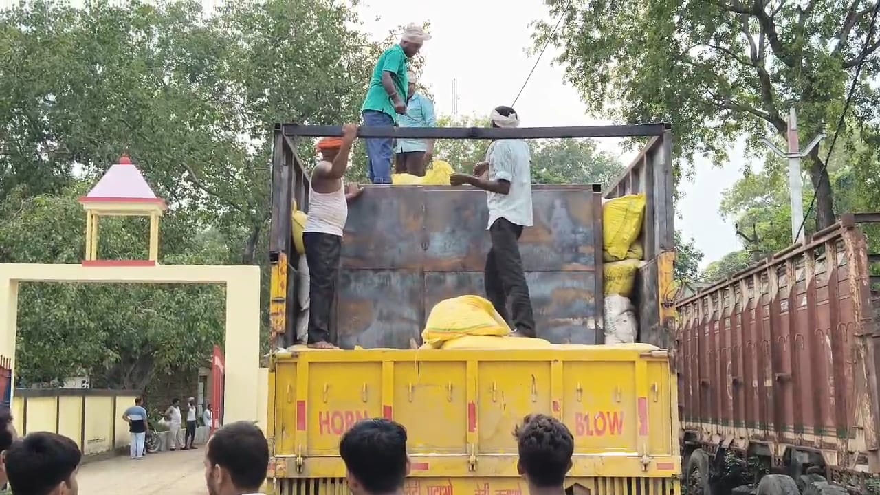 समस्तीपुर: यूरिया और लकड़ी के बुरादे की आड़ में चल रहा था शराब का खेल, 20 चक्का ट्रक से निकला तहखाना 3