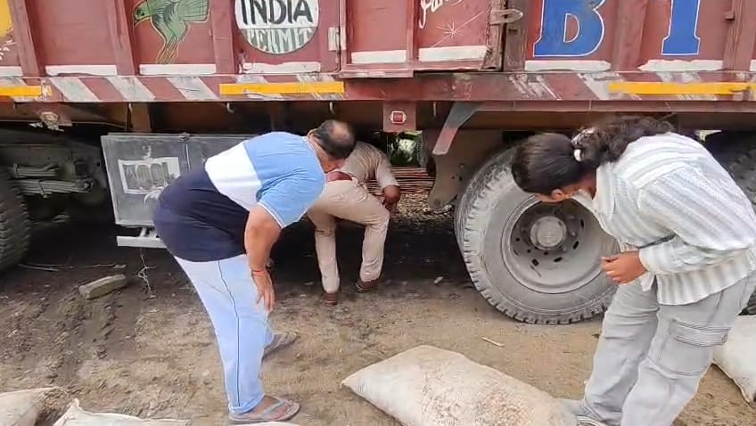 समस्तीपुर: यूरिया और लकड़ी के बुरादे की आड़ में चल रहा था शराब का खेल, 20 चक्का ट्रक से निकला तहखाना 4