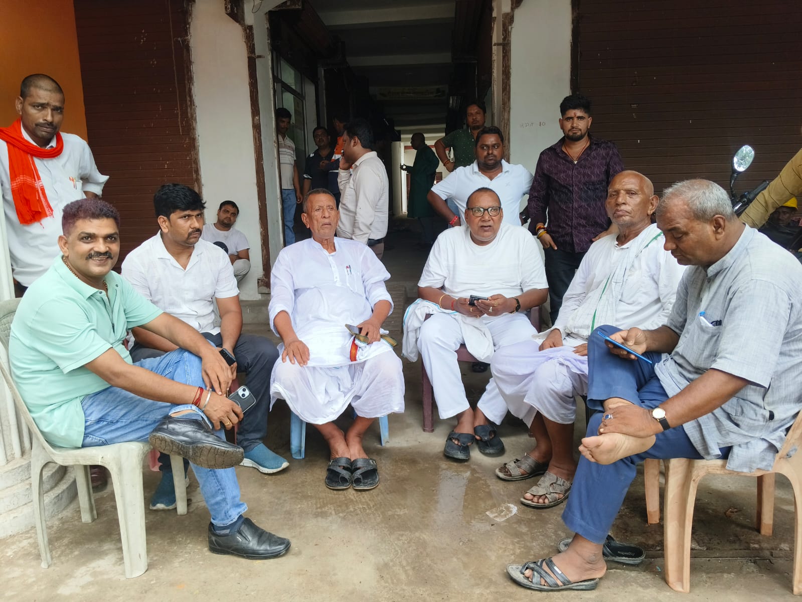 बरौनी रिफाइनरी के सुपरवाइजर की दर्दनाक मौत, मुआवजे के आश्वासन के बाद 11 घंटे से सड़क पर रखा शव हटाया गया 2