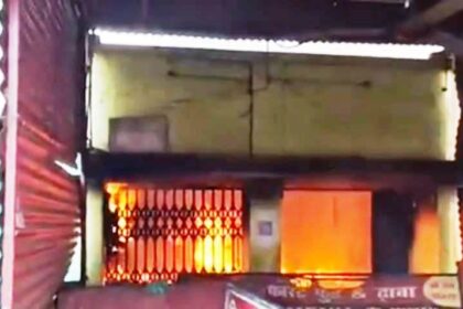 बेगूसराय में भीषण अग्निकांड: होटल और फास्ट फूड दुकान जलकर राख, सिलेंडर ब्लास्ट से मची अफरा-तफरी 29