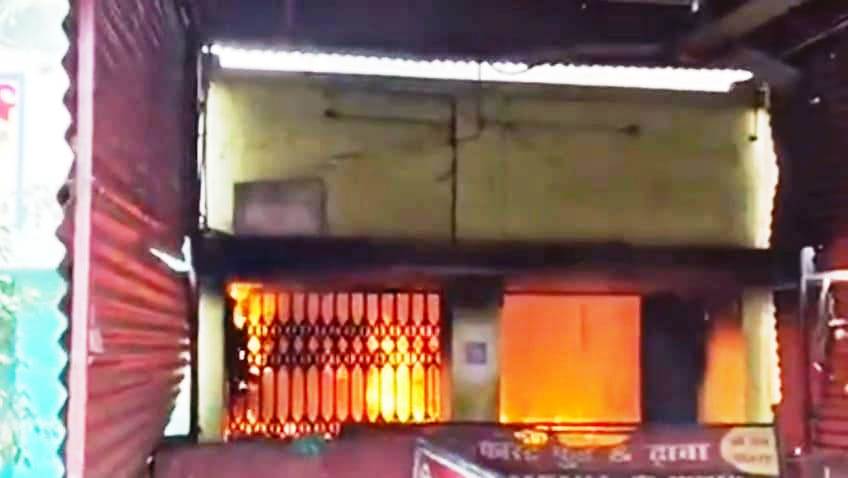 बेगूसराय में भीषण अग्निकांड: होटल और फास्ट फूड दुकान जलकर राख, सिलेंडर ब्लास्ट से मची अफरा-तफरी 3