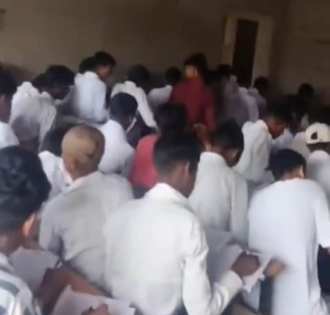 नालंदा: हरनौत बाजार स्थित राज्यकृत उच्च माध्यमिक विद्यालय में परीक्षा के दौरान मोबाइल से नकल करते दिखे छात्र, सोशल मीडिया पर वायरल हुआ वीडियो, प्रधानाध्यापक बोले होगी जांच 2