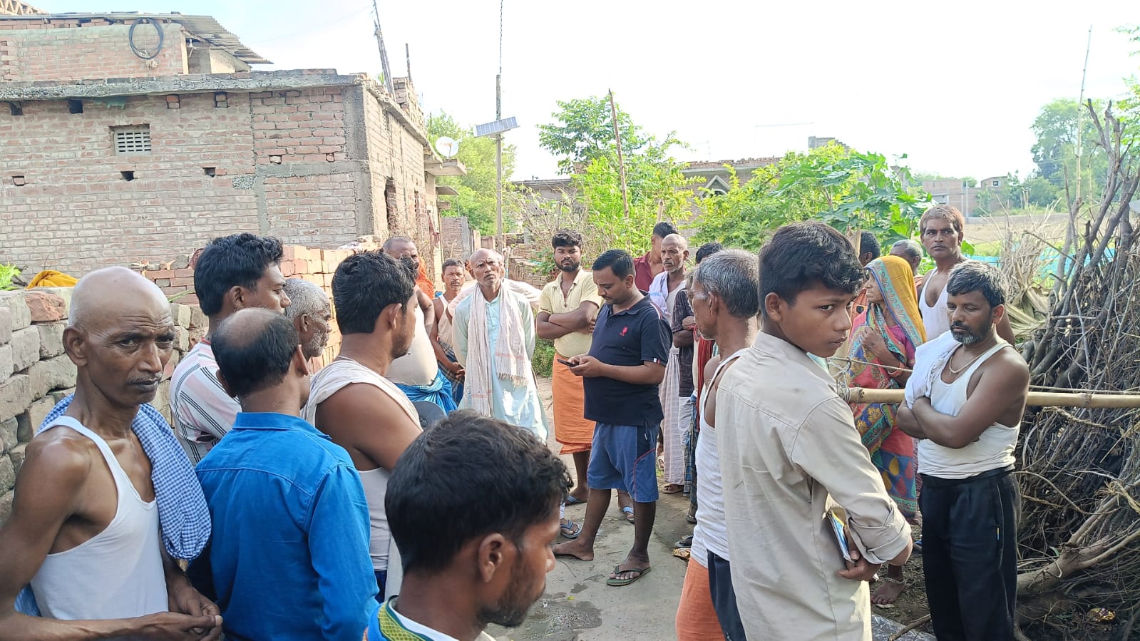अज्ञात वाहन ने बाइक में मारी टक्कर, एक युवक की मौत और दूसरा घायल; गांव में पसरा मातम 3
