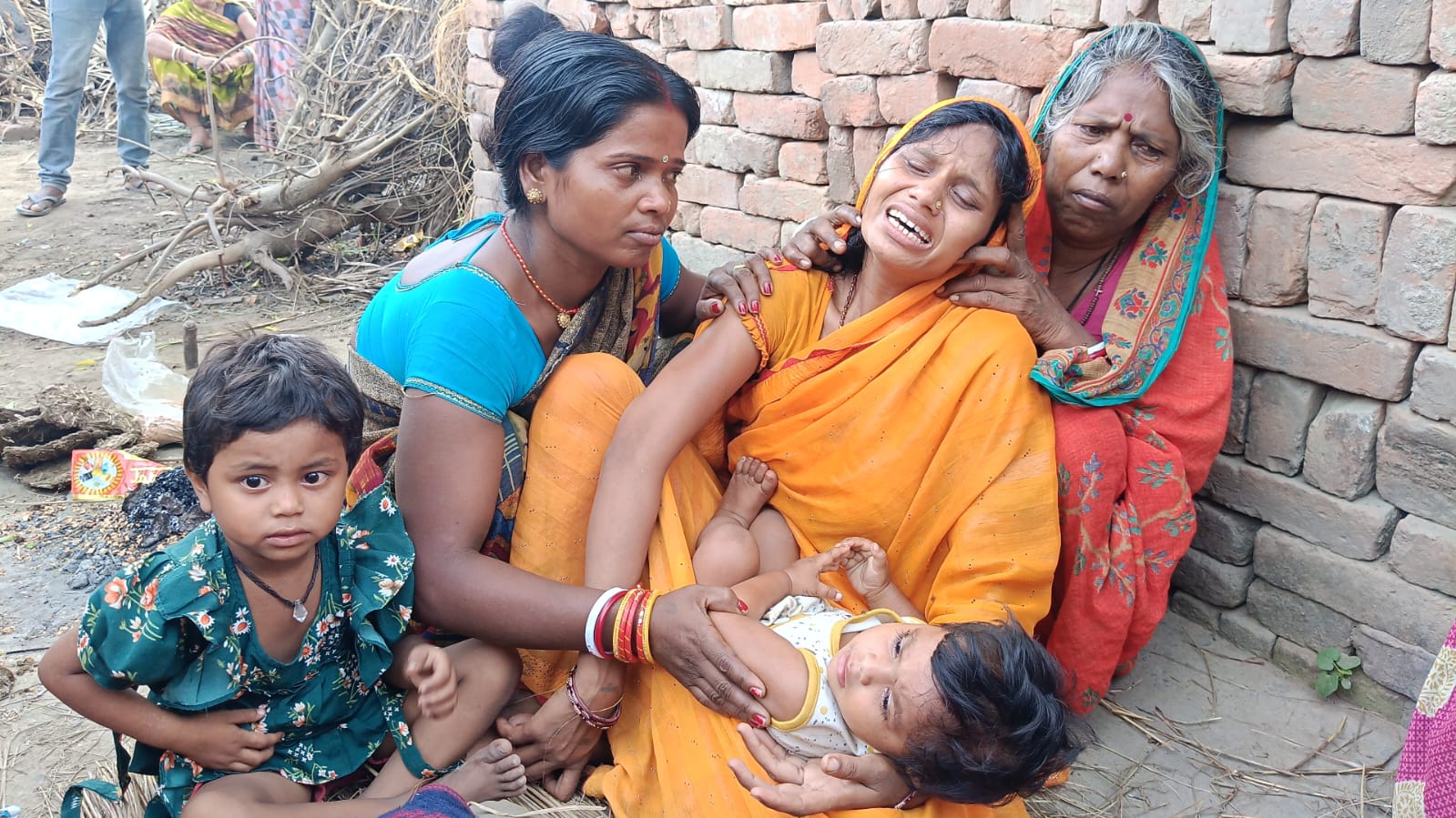 अज्ञात वाहन ने बाइक में मारी टक्कर, एक युवक की मौत और दूसरा घायल; गांव में पसरा मातम 5