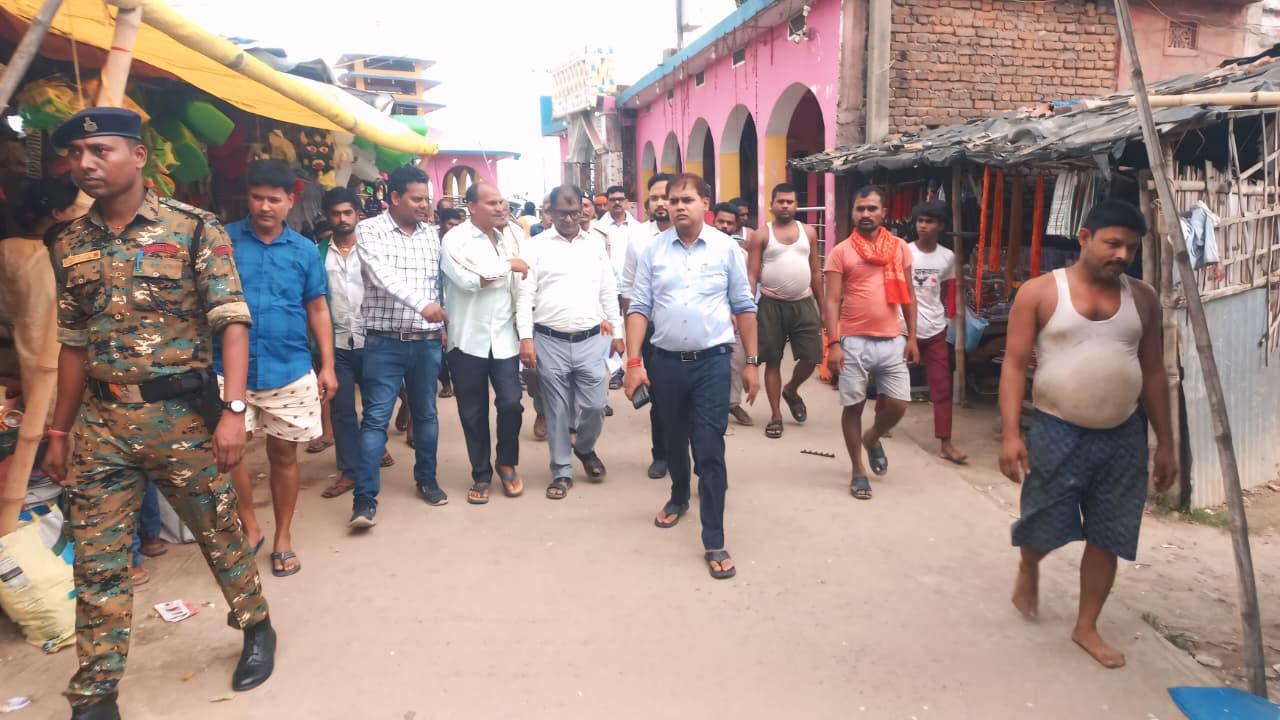 झमटिया धाम गंगा घाट पर श्रावणी मेले की तैयारियों का अधिकारियों ने लिया जायजा, निविदा प्रक्रिया को लेकर बनी असमंजस की स्थिति 2
