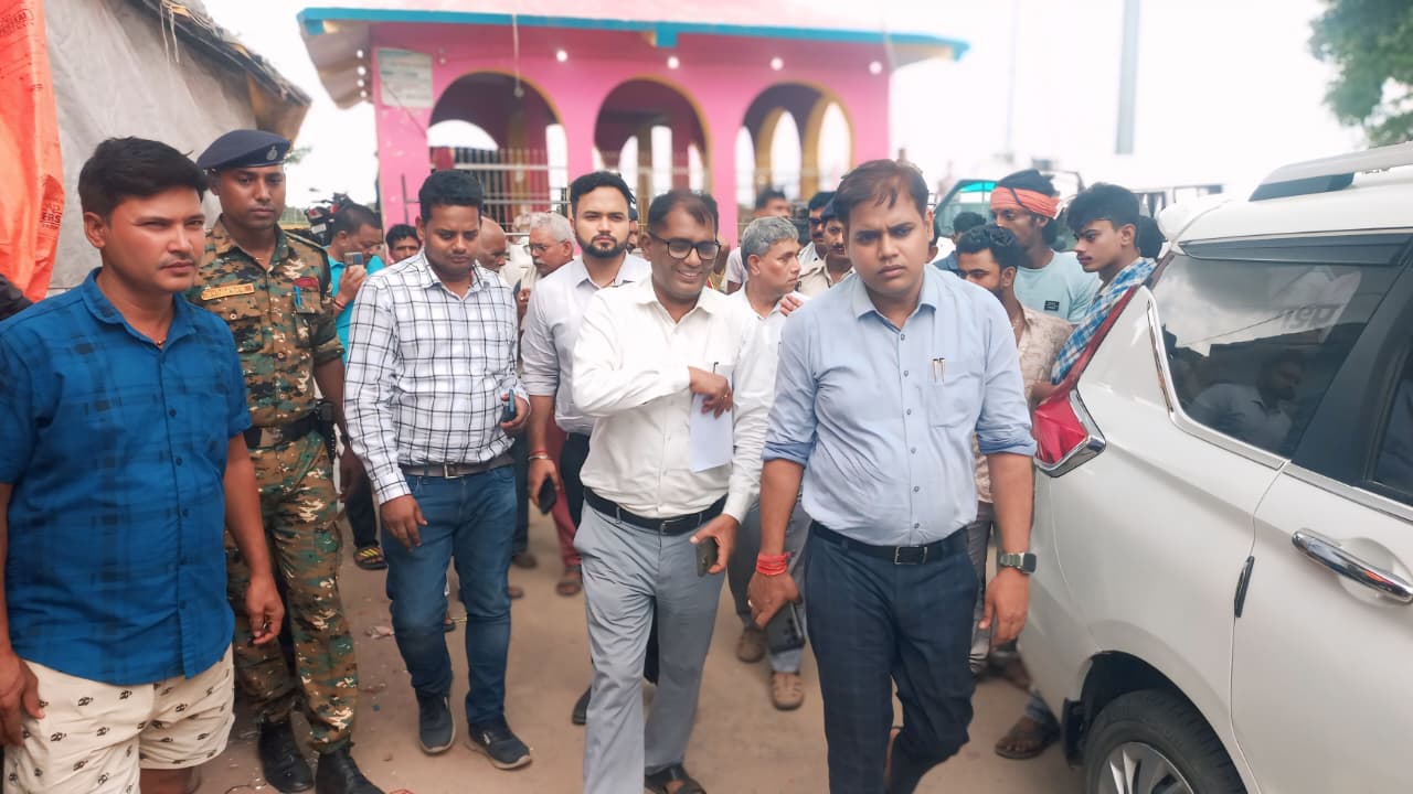 झमटिया धाम गंगा घाट पर श्रावणी मेले की तैयारियों का अधिकारियों ने लिया जायजा, निविदा प्रक्रिया को लेकर बनी असमंजस की स्थिति 7