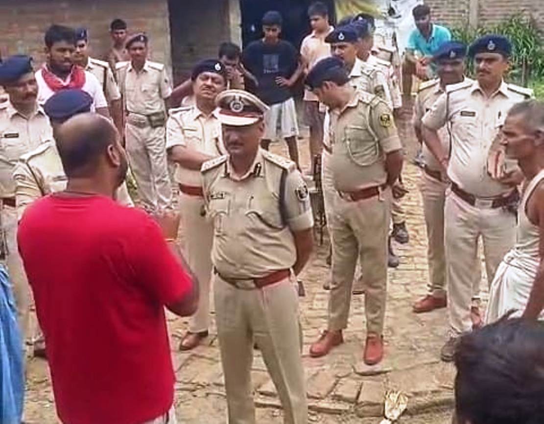 बेगूसराय: अपराधी की गिरफ्तारी के दौरान कमर में पिस्टल डालने का मामला; डीआईजी ने बरियारपुर पहुंचकर की जांच 4