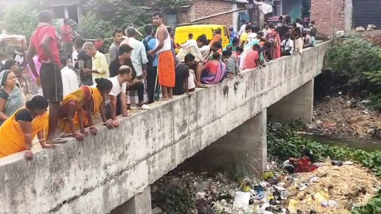 नालंदा: घर से निकले युवक का शव पंचाने नदी पर बने पुल के नीचे से हुआ बरामद, शरीर पर कई चोट के निशान,परिजन लगा रहे है हत्या का आरोप 12
