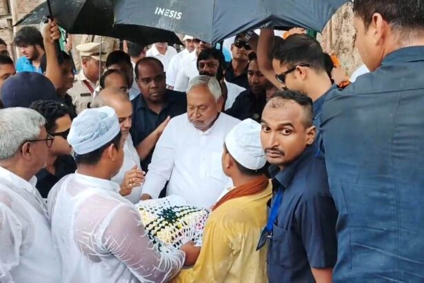 नालंदा: तेज बारिश के बीच बिहारशरीफ पहुंचे पूर्व सीएम नीतीश कुमार, दरगाह पर पढ़ी दुआ, नहीं हो सकी चादरपोशी 9
