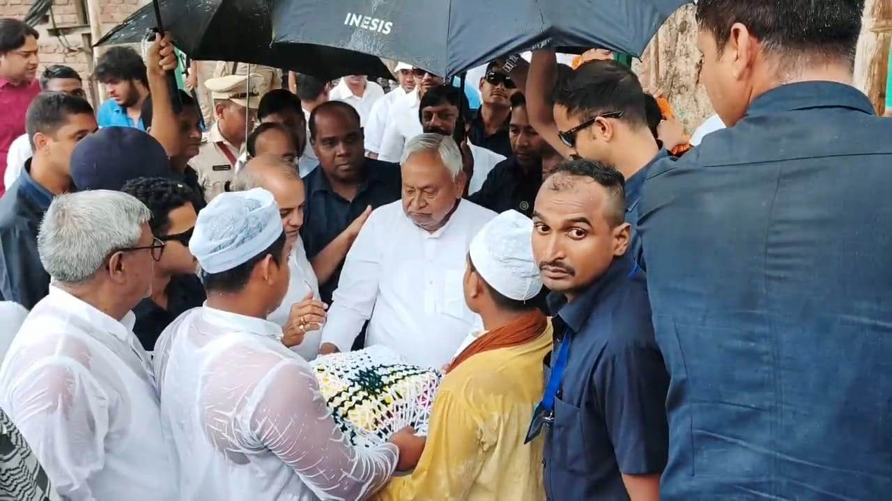 नालंदा: तेज बारिश के बीच बिहारशरीफ पहुंचे पूर्व सीएम नीतीश कुमार, दरगाह पर पढ़ी दुआ, नहीं हो सकी चादरपोशी 4