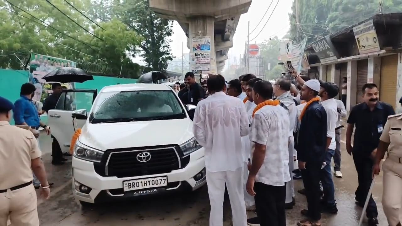 नालंदा: तेज बारिश के बीच बिहारशरीफ पहुंचे पूर्व सीएम नीतीश कुमार, दरगाह पर पढ़ी दुआ, नहीं हो सकी चादरपोशी 3