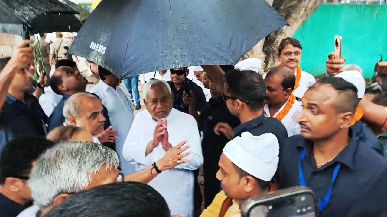 नालंदा: तेज बारिश के बीच बिहारशरीफ पहुंचे पूर्व सीएम नीतीश कुमार, दरगाह पर पढ़ी दुआ, नहीं हो सकी चादरपोशी 2