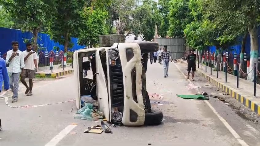 मुआवजे को लेकर बेगूसराय रिफाइनरी में बवाल,पुलिस लाठीचार्ज के बाद मजदूरों का प्रदर्शन हिंसक, गेट और गाड़ियों में तोड़फोड़ 3