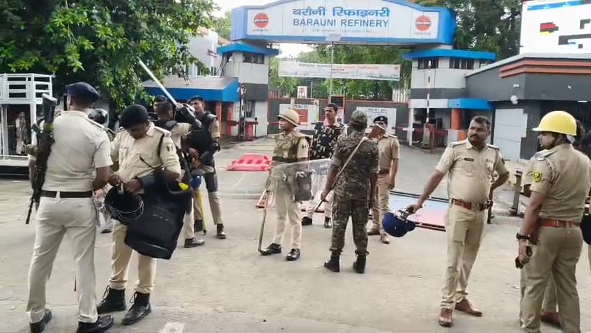 मुआवजे को लेकर बेगूसराय रिफाइनरी में बवाल,पुलिस लाठीचार्ज के बाद मजदूरों का प्रदर्शन हिंसक, गेट और गाड़ियों में तोड़फोड़ 2