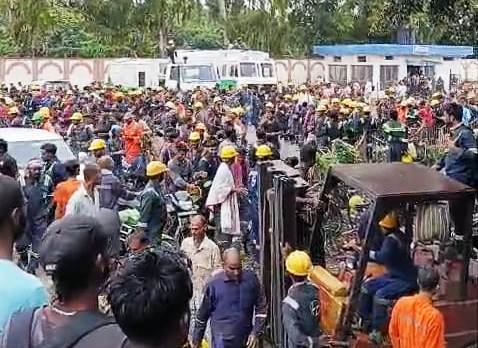 मुआवजे को लेकर बेगूसराय रिफाइनरी में बवाल,पुलिस लाठीचार्ज के बाद मजदूरों का प्रदर्शन हिंसक, गेट और गाड़ियों में तोड़फोड़ 4