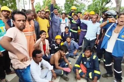 मुआवजे को लेकर बेगूसराय रिफाइनरी में बवाल,पुलिस लाठीचार्ज के बाद मजदूरों का प्रदर्शन हिंसक, गेट और गाड़ियों में तोड़फोड़ 2