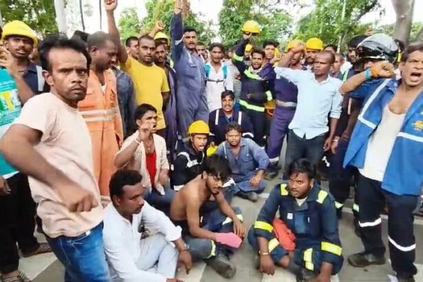 मुआवजे को लेकर बेगूसराय रिफाइनरी में बवाल,पुलिस लाठीचार्ज के बाद मजदूरों का प्रदर्शन हिंसक, गेट और गाड़ियों में तोड़फोड़ 7