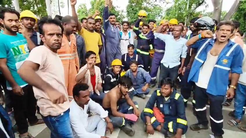 मुआवजे को लेकर बेगूसराय रिफाइनरी में बवाल,पुलिस लाठीचार्ज के बाद मजदूरों का प्रदर्शन हिंसक, गेट और गाड़ियों में तोड़फोड़ 13