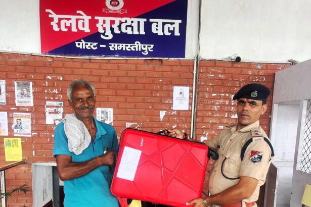 आरपीएफ की ईमानदारी बनी मिसाल, ट्रॉली बैग के साथ 7 हजार नकद व करीब 50 हजार के आभूषण लौटाए 1