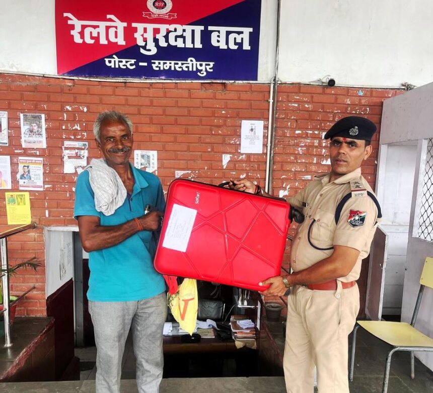 आरपीएफ की ईमानदारी बनी मिसाल, ट्रॉली बैग के साथ 7 हजार नकद व करीब 50 हजार के आभूषण लौटाए 1