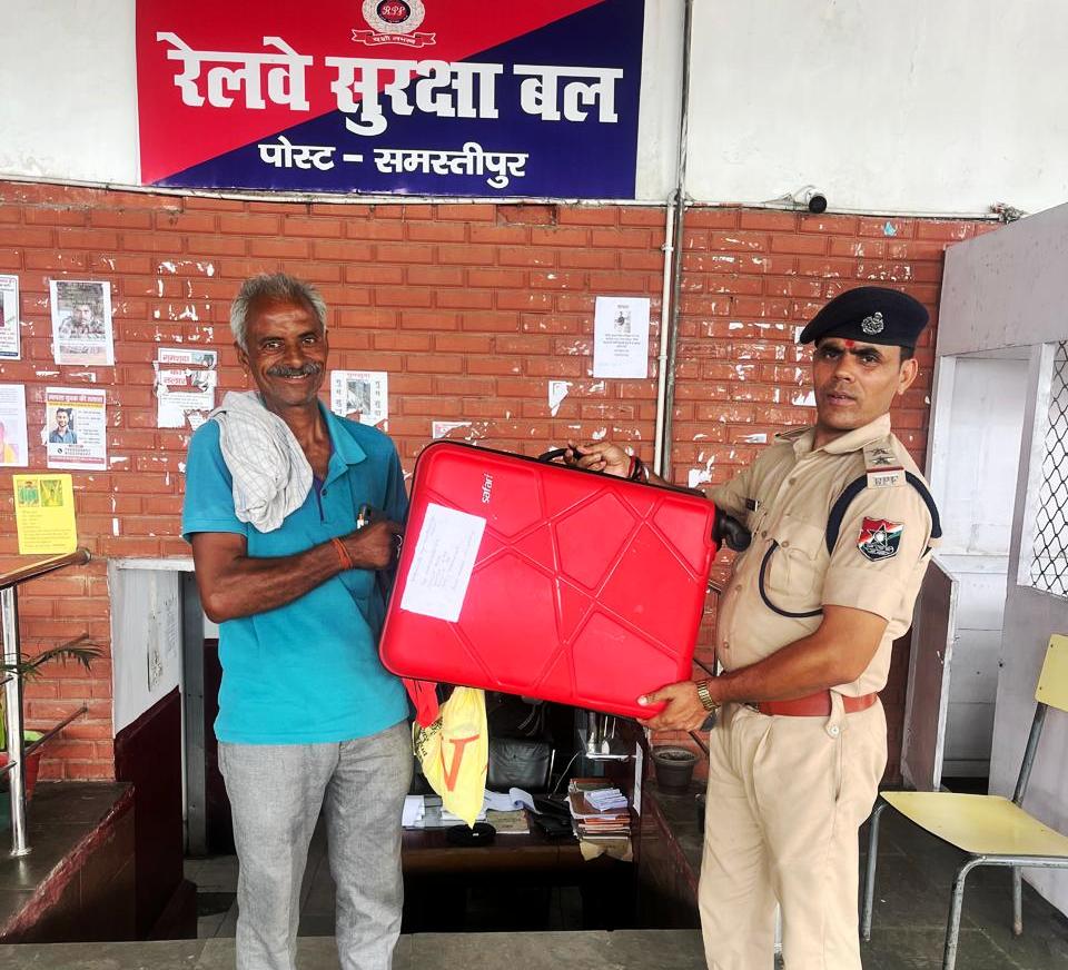 आरपीएफ की ईमानदारी बनी मिसाल, ट्रॉली बैग के साथ 7 हजार नकद व करीब 50 हजार के आभूषण लौटाए 2
