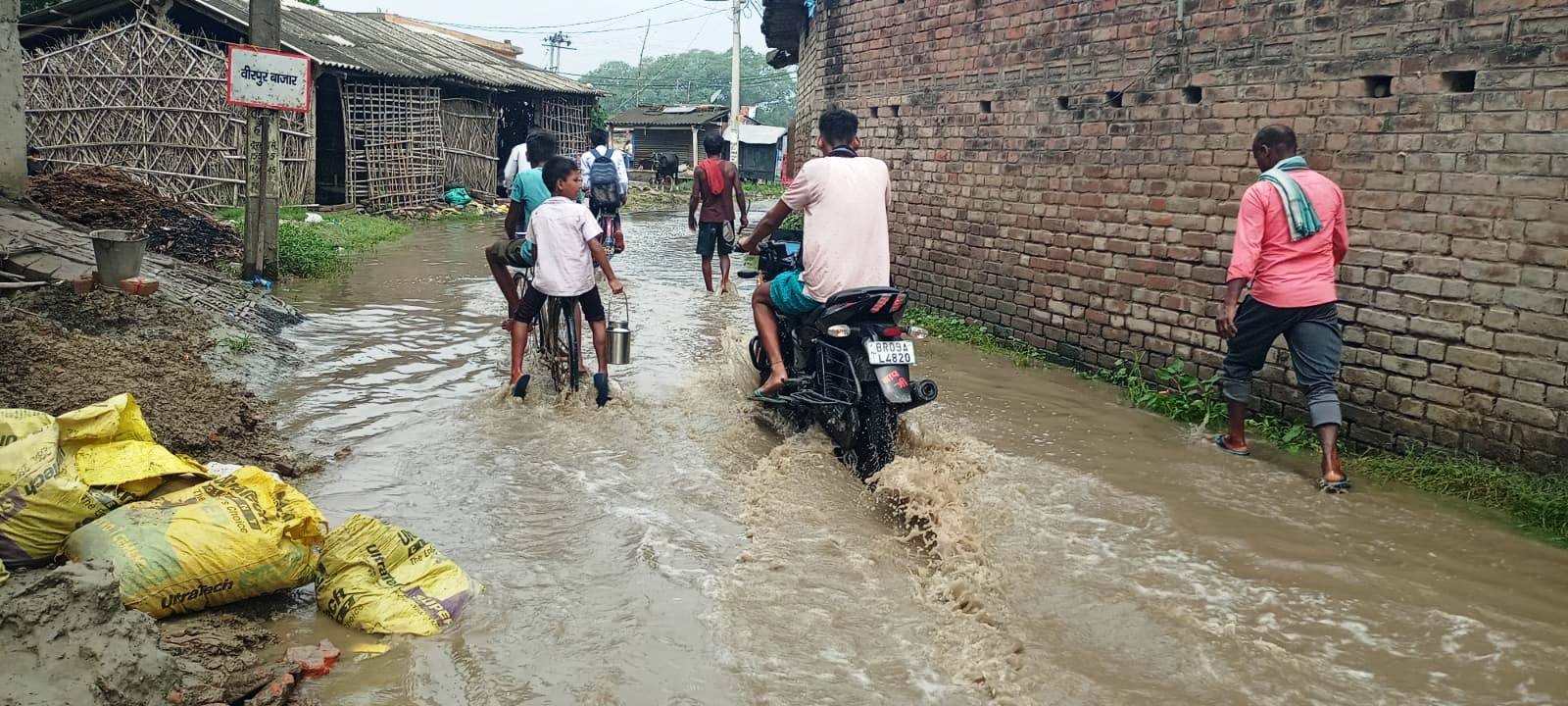 वीरपुर में सड़कों का बुरा हाल: जलजमाव और गड्ढों के कारण रोज हो रहे हादसे, जनप्रतिनिधियों की चुप्पी पर लोगों का फूटा गुस्सा 2