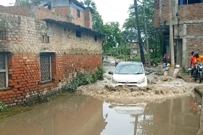 वीरपुर में सड़कों का बुरा हाल: जलजमाव और गड्ढों के कारण रोज हो रहे हादसे, जनप्रतिनिधियों की चुप्पी पर लोगों का फूटा गुस्सा 23