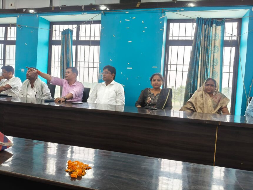 समस्तीपुर: खानपुर अंचल में नए अंचल अधिकारी ने संभाला पदभार, पूर्व अंचल अधिकारी को दी गई भावभीनी विदाई 1