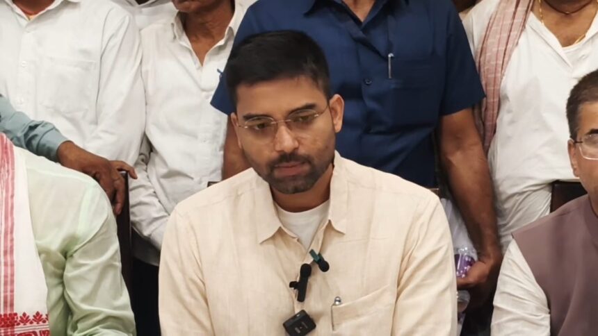 पंचायत चुनाव और विकास फंड पर मंत्री दीपक प्रकाश का बड़ा बयान:बिहार में समय पर होंगे पंचायत चुनाव,पंचायत चुनाव की तैयारियां तेज, EVM से होगा मतदान 1