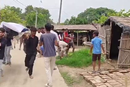 समस्तीपुर में ईशांत हत्याकांड: 12 फीट गड्ढे से निकला शव, शव लेकर आरोपी के घर पहुंचे परिजन, एक घंटे तक हंगामा 51