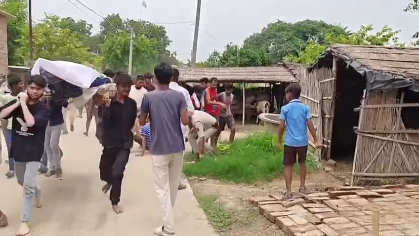 समस्तीपुर में ईशांत हत्याकांड: 12 फीट गड्ढे से निकला शव, शव लेकर आरोपी के घर पहुंचे परिजन, एक घंटे तक हंगामा 1