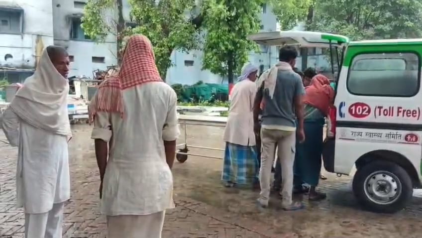 नालंदा: अनियंत्रित कार ने मोटरसाइकिल सवार को मारी जोरदार टक्कर।मोटरसाइकिल पर सवार दो युवकों की हुई मौत, बोलेरो गड्ढे में पलटी 1