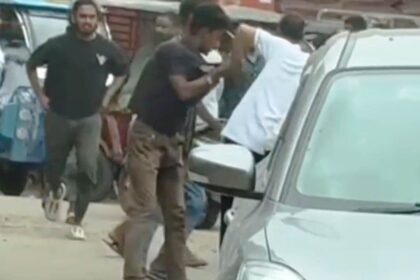 नालंदा: पार्किंग विवाद में सड़क बनी रणक्षेत्र, युवक की बेरहमी से पिटाई, लात घुसो से युवक पर हमला,नालंदा में दबंगई का वायरल हुआ वीडियो, सड़क पर युवक को घेरकर पीटा 51