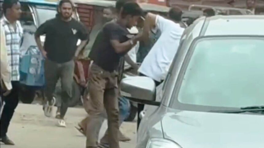 नालंदा: पार्किंग विवाद में सड़क बनी रणक्षेत्र, युवक की बेरहमी से पिटाई, लात घुसो से युवक पर हमला,नालंदा में दबंगई का वायरल हुआ वीडियो, सड़क पर युवक को घेरकर पीटा 1
