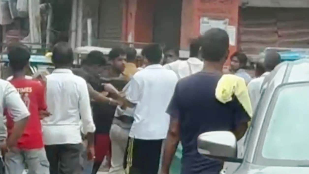 नालंदा: पार्किंग विवाद में सड़क बनी रणक्षेत्र, युवक की बेरहमी से पिटाई, लात घुसो से युवक पर हमला,नालंदा में दबंगई का वायरल हुआ वीडियो, सड़क पर युवक को घेरकर पीटा 2