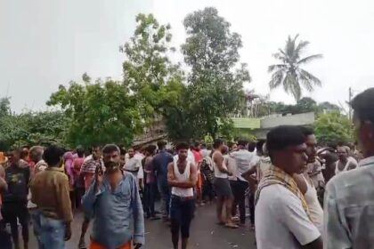 बेगूसराय में बिजली करंट लगने से शिक्षक की मौत, आक्रोशित लोगों ने किया सड़क जाम 17