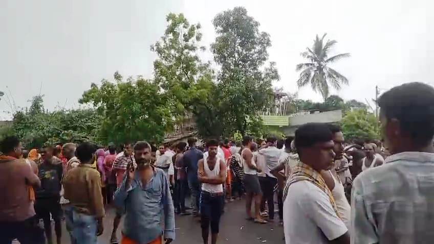 बेगूसराय में बिजली करंट लगने से शिक्षक की मौत, आक्रोशित लोगों ने किया सड़क जाम 15