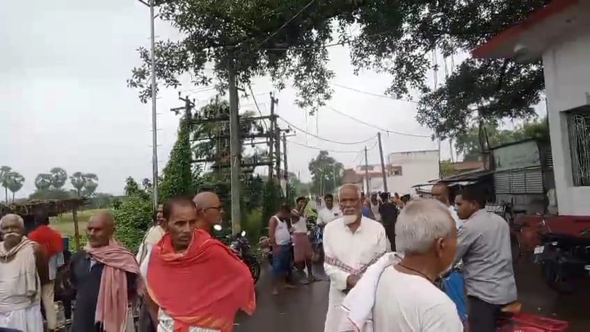 बेगूसराय में बिजली करंट लगने से शिक्षक की मौत, आक्रोशित लोगों ने किया सड़क जाम 2