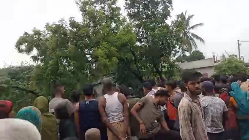 बेगूसराय में बिजली करंट लगने से शिक्षक की मौत, आक्रोशित लोगों ने किया सड़क जाम 3