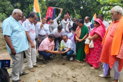 बरौनी आरसीएम परिवार ने वृक्षारोपण कर जनजागरण किया।आरसीएम परिवार ने ठाना है हर घर को निरोग बनाना है 29