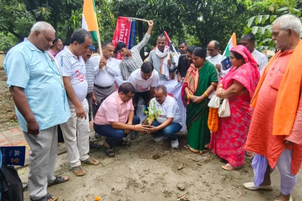 बरौनी आरसीएम परिवार ने वृक्षारोपण कर जनजागरण किया।आरसीएम परिवार ने ठाना है हर घर को निरोग बनाना है 9