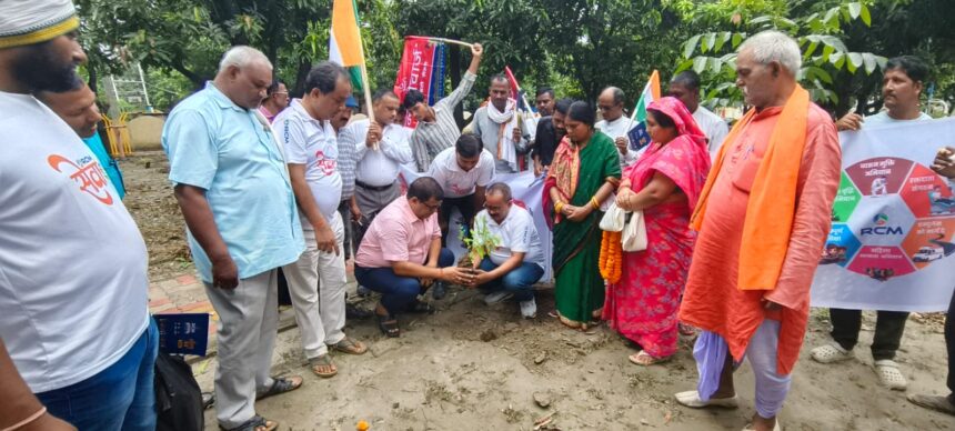 बरौनी आरसीएम परिवार ने वृक्षारोपण कर जनजागरण किया।आरसीएम परिवार ने ठाना है हर घर को निरोग बनाना है 1