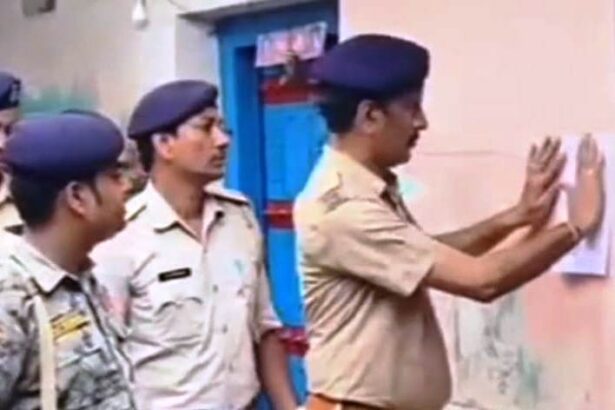 ढोल-नगाड़े के साथ पुलिस का इश्तेहार, 24 घंटे में फरार आरोपी ने किया सरेंडर,नगरनौसा पुलिस का अनोखा एक्शन, इश्तेहार चिपकते ही आरोपी पहुंचा कोर्ट 3