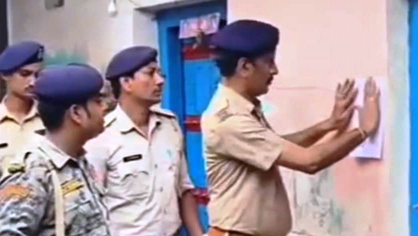 ढोल-नगाड़े के साथ पुलिस का इश्तेहार, 24 घंटे में फरार आरोपी ने किया सरेंडर,नगरनौसा पुलिस का अनोखा एक्शन, इश्तेहार चिपकते ही आरोपी पहुंचा कोर्ट 7